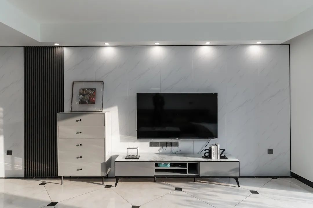 180㎡现代轻奢：主卧落地窗设计，温馨柔和新家！