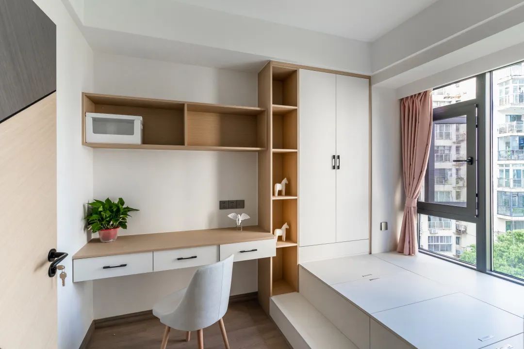 180㎡现代轻奢：主卧落地窗设计，温馨柔和新家！