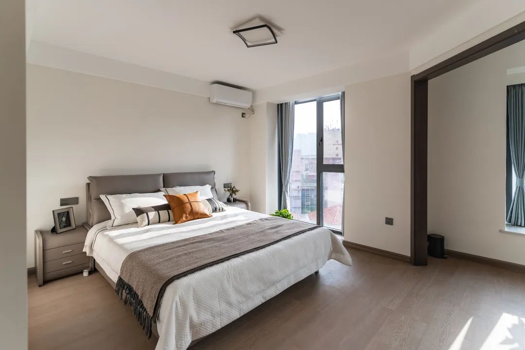 180㎡现代轻奢：主卧落地窗设计，温馨柔和新家！