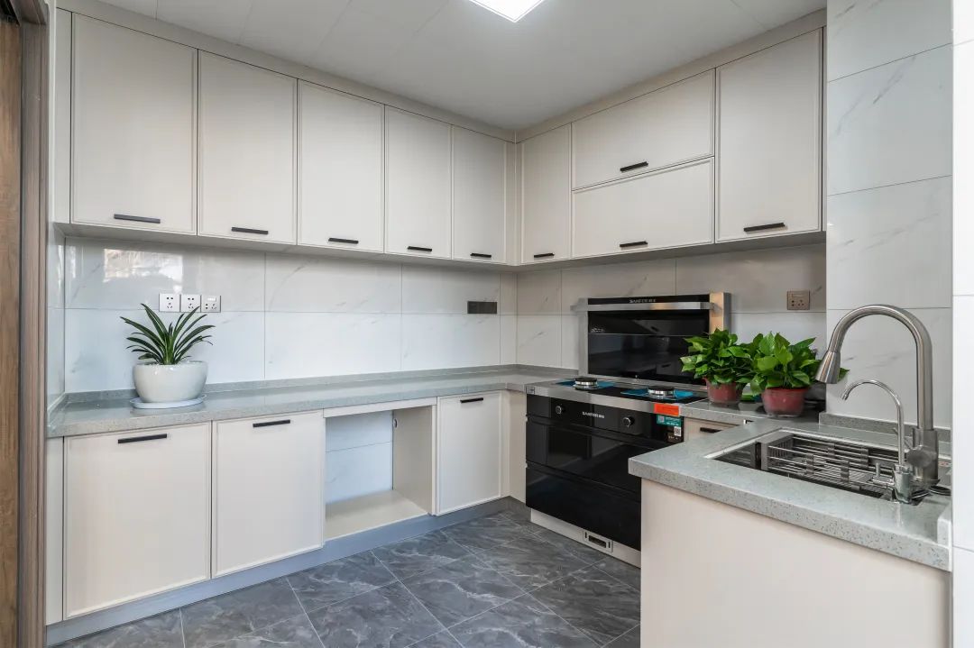 180㎡现代轻奢：主卧落地窗设计，温馨柔和新家！