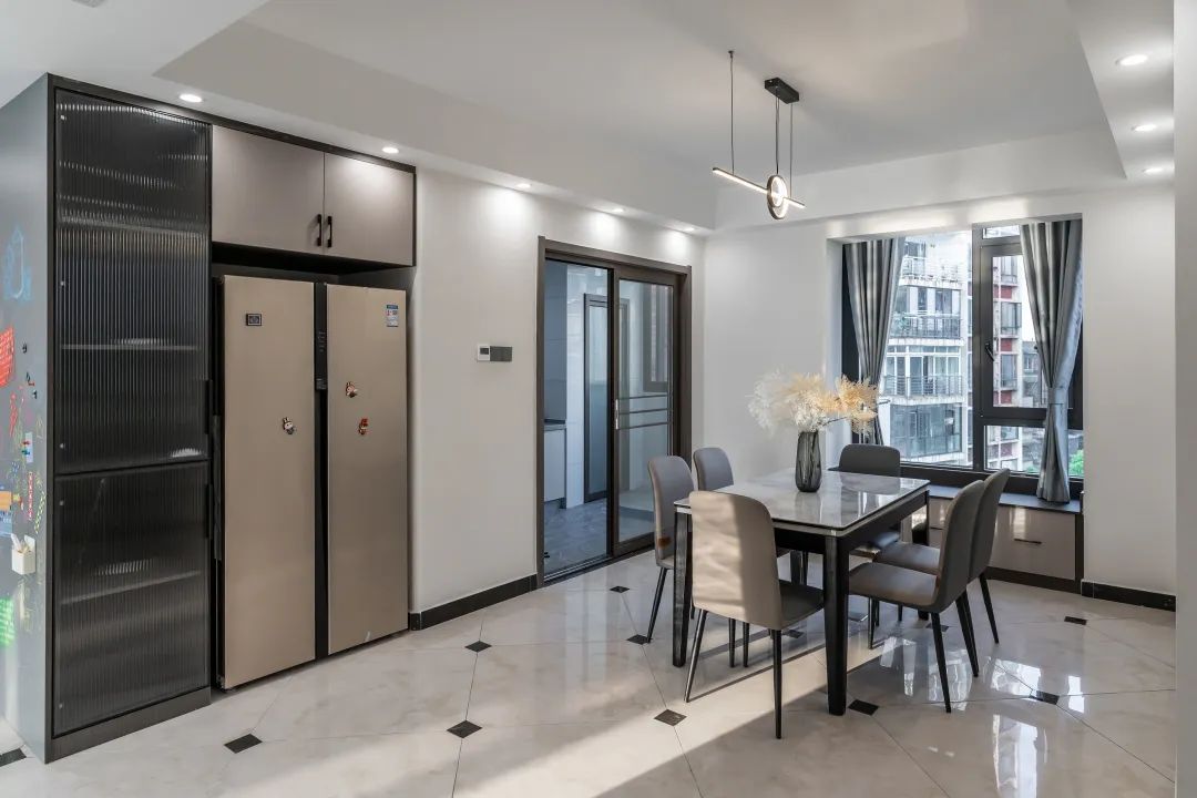 180㎡现代轻奢：主卧落地窗设计，温馨柔和新家！