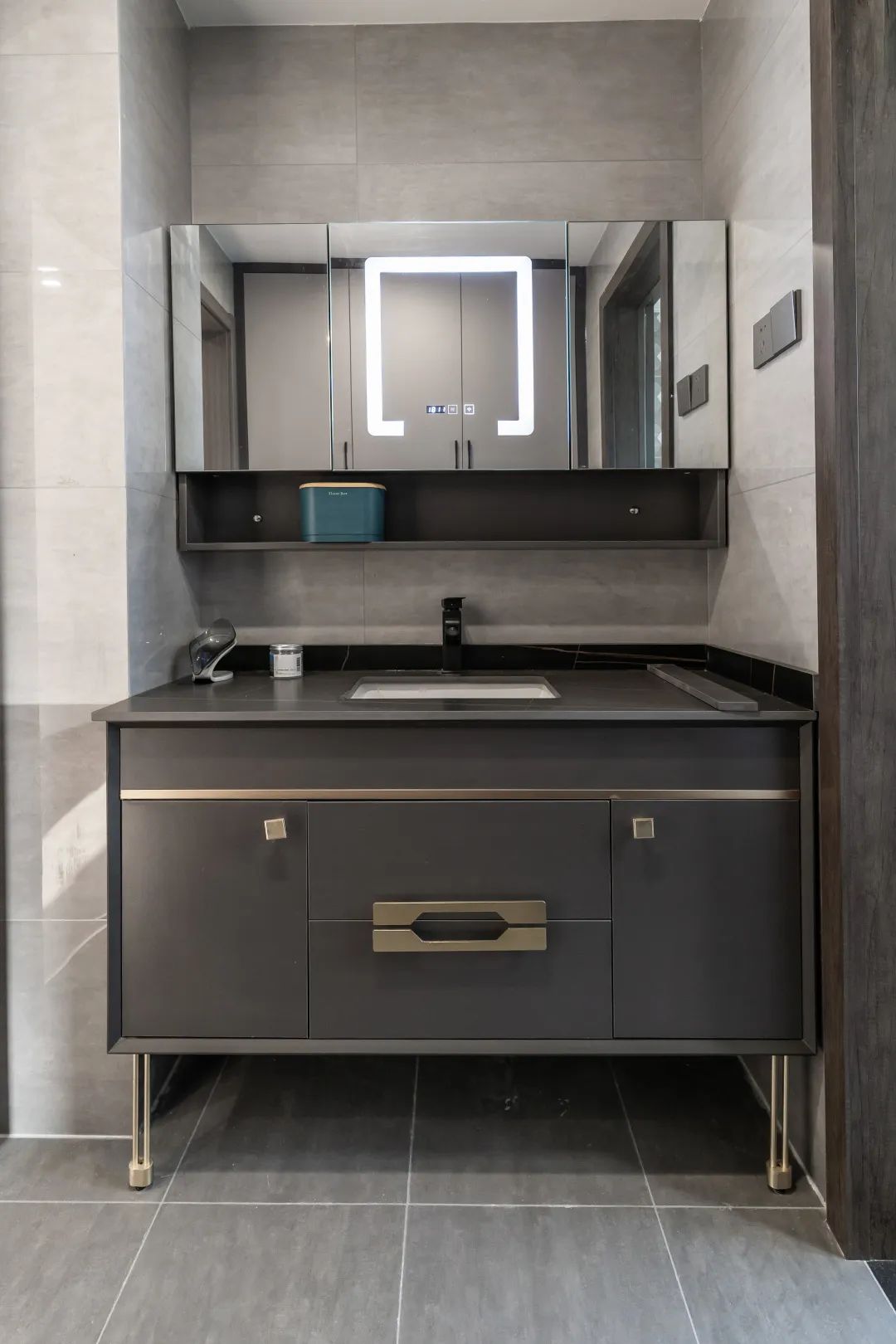 180㎡现代轻奢：主卧落地窗设计，温馨柔和新家！