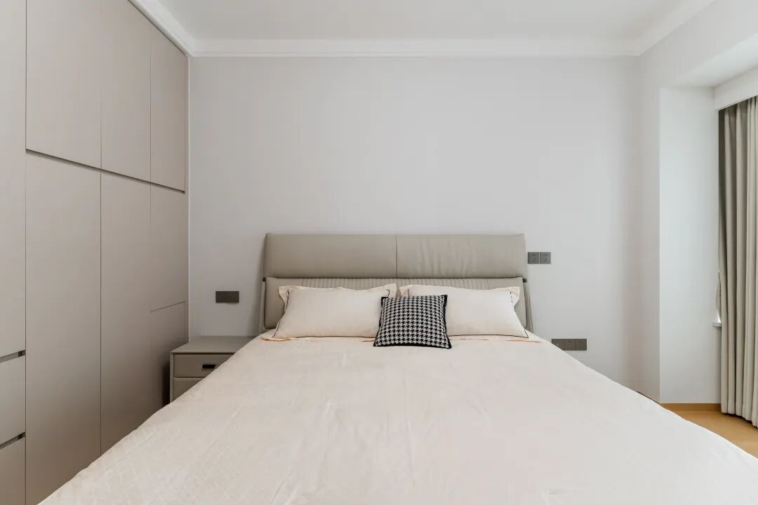  125㎡现代极简风格：满墙系统柜构成家的「收纳骨骼」!