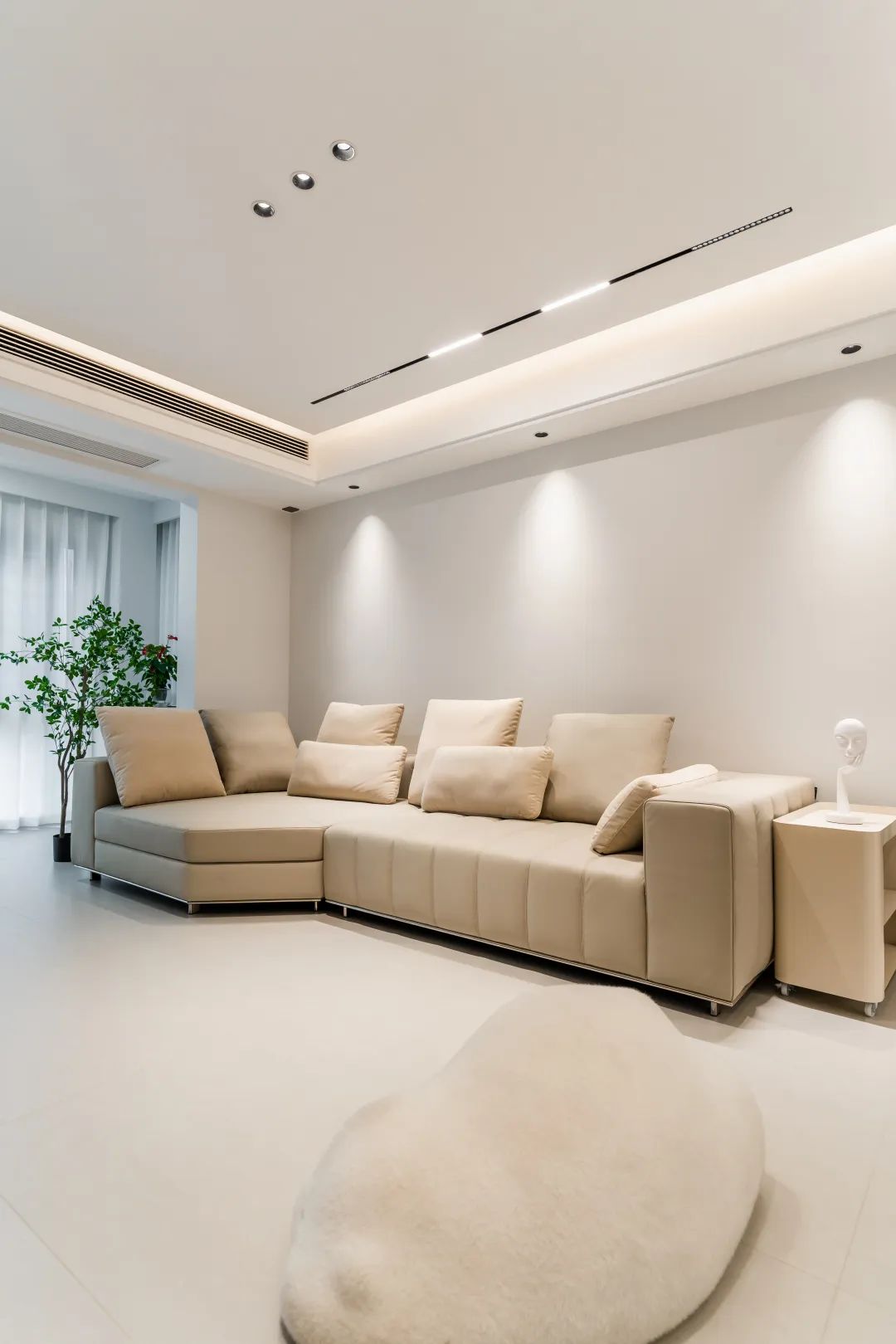  125㎡现代极简风格：满墙系统柜构成家的「收纳骨骼」!