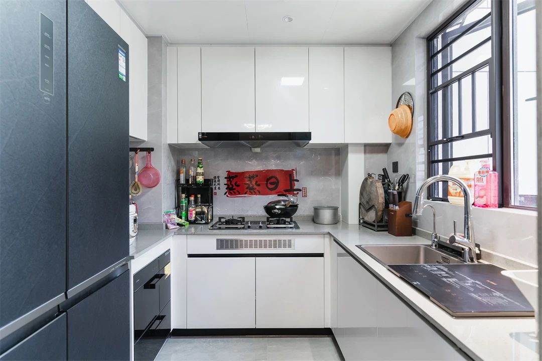  140㎡现代简约：简净的低饱和色系，诠释结构与色彩之美！