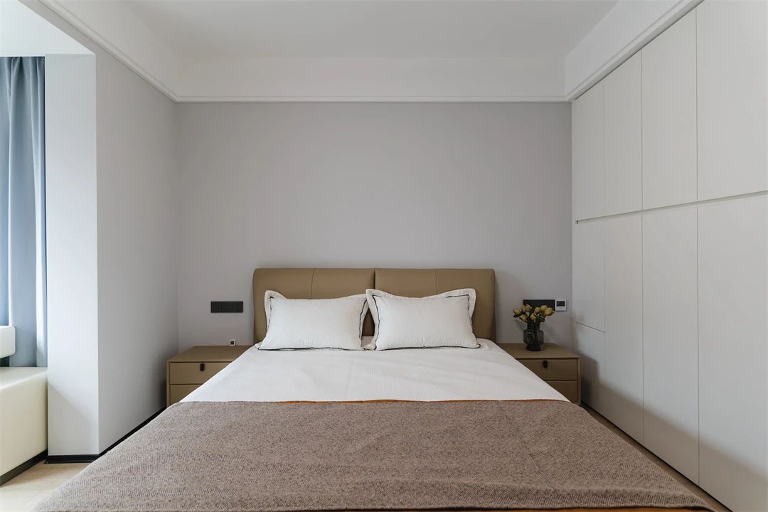  138㎡极简黑白灰：仿若隔山灯火，清简温情的家居美学！