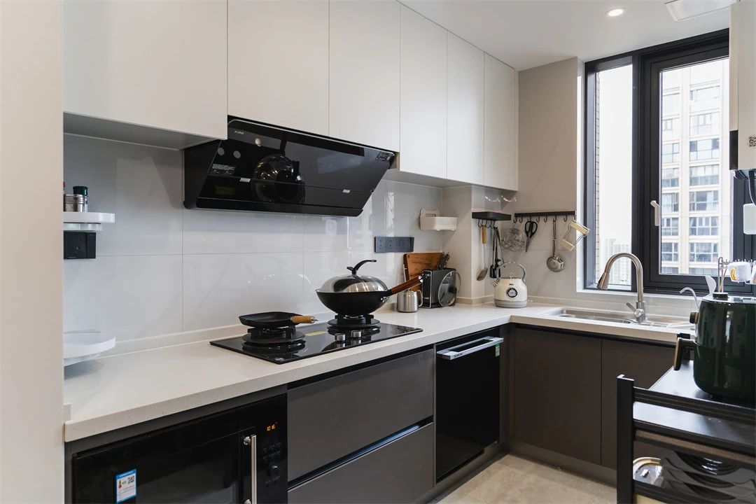  138㎡极简黑白灰：仿若隔山灯火，清简温情的家居美学！