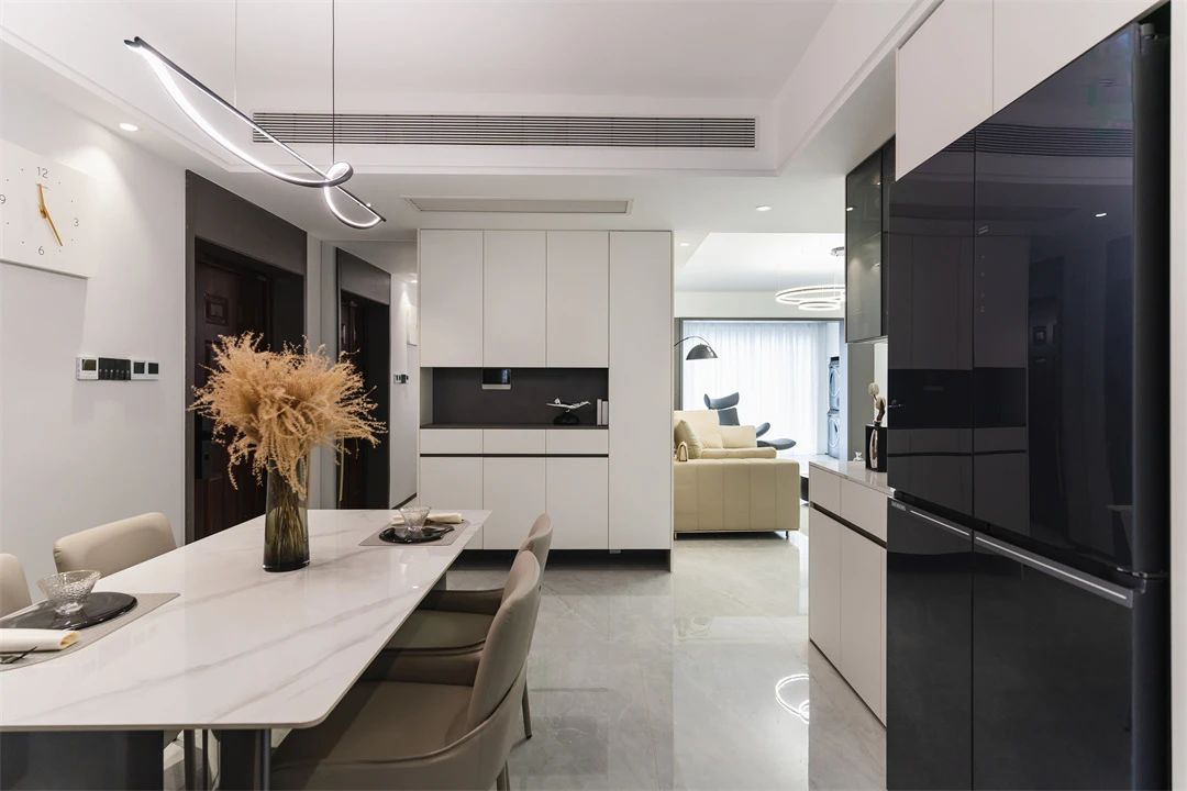  138㎡极简黑白灰：仿若隔山灯火，清简温情的家居美学！