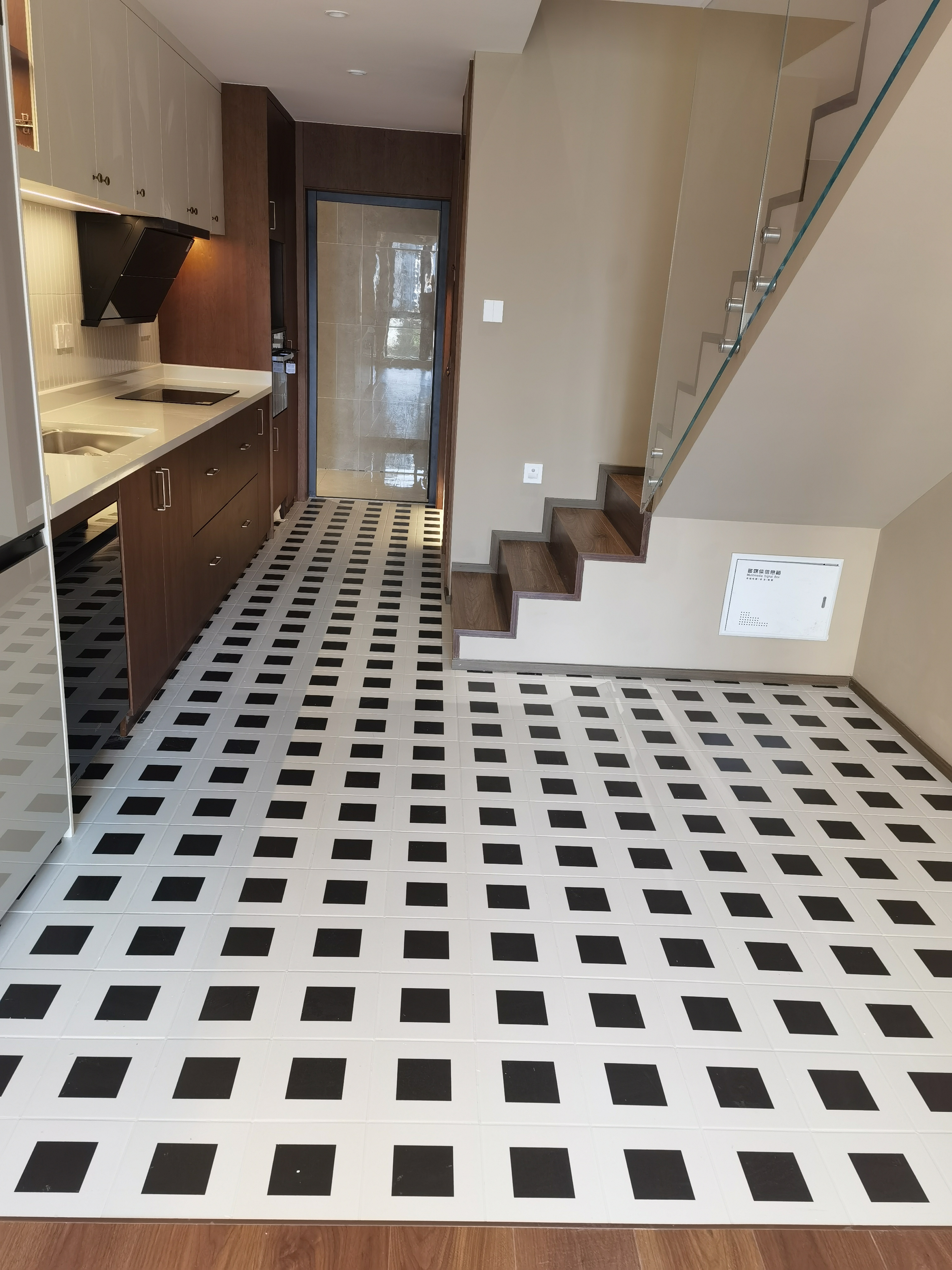 这是60平方SOHO，装修成办公住家一体