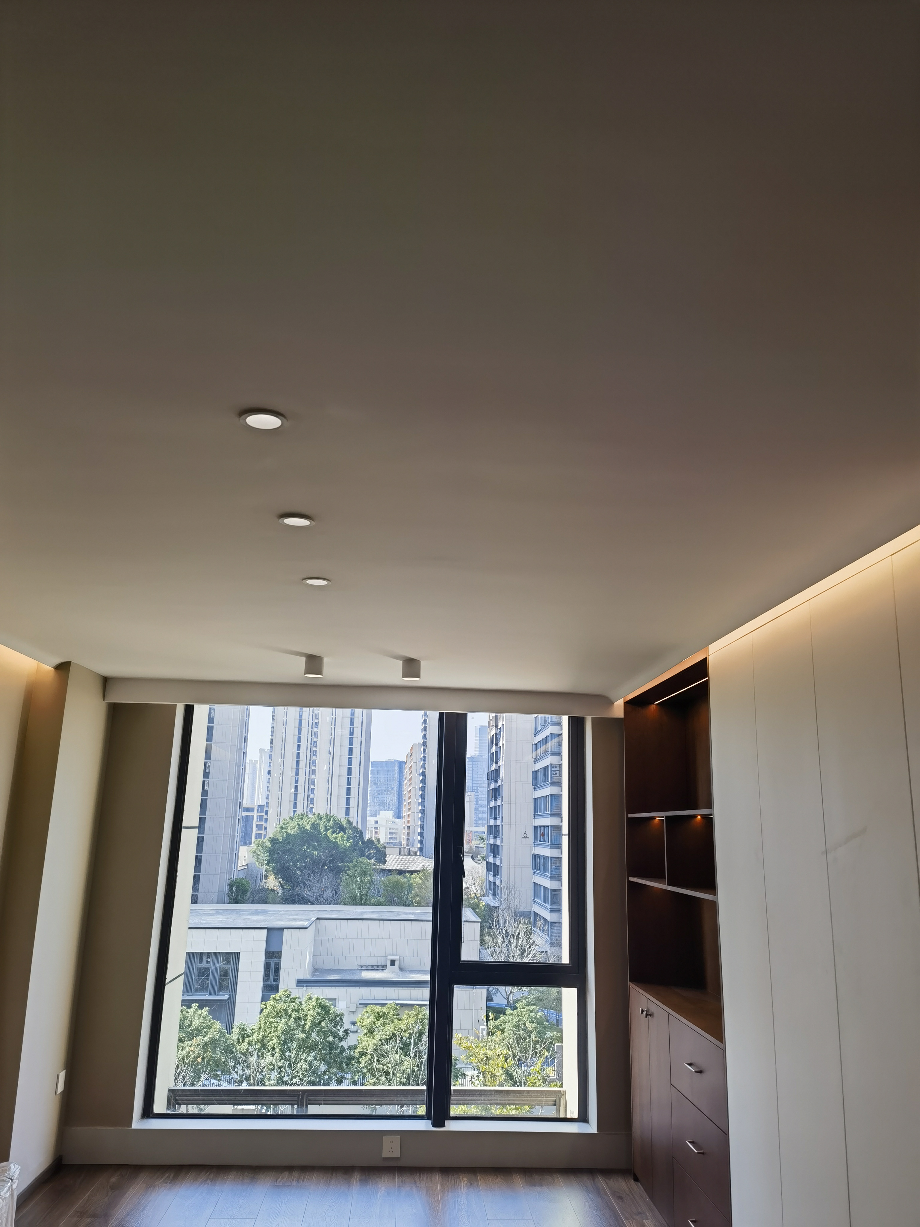 这是60平方SOHO，装修成办公住家一体