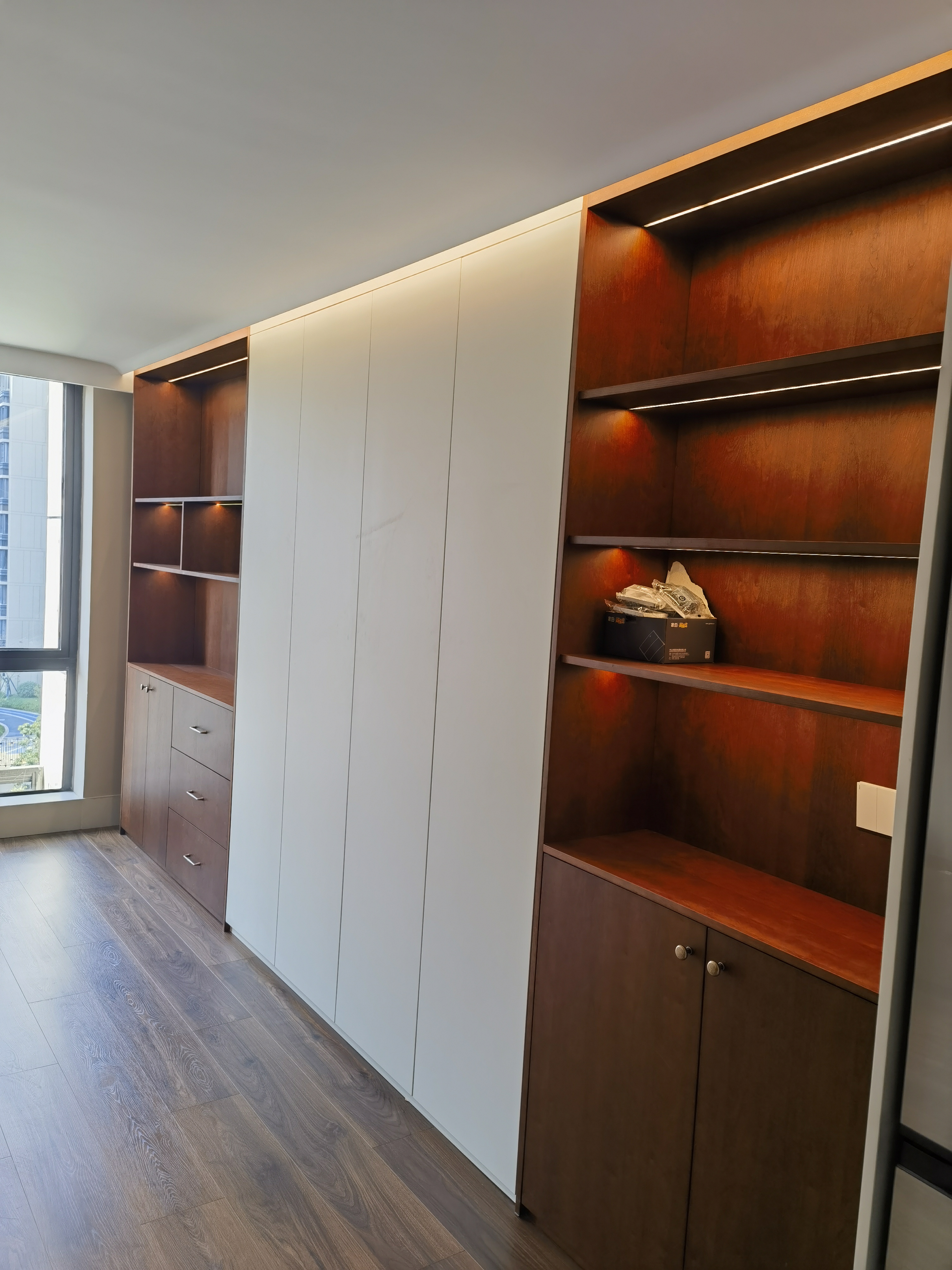 这是60平方SOHO，装修成办公住家一体