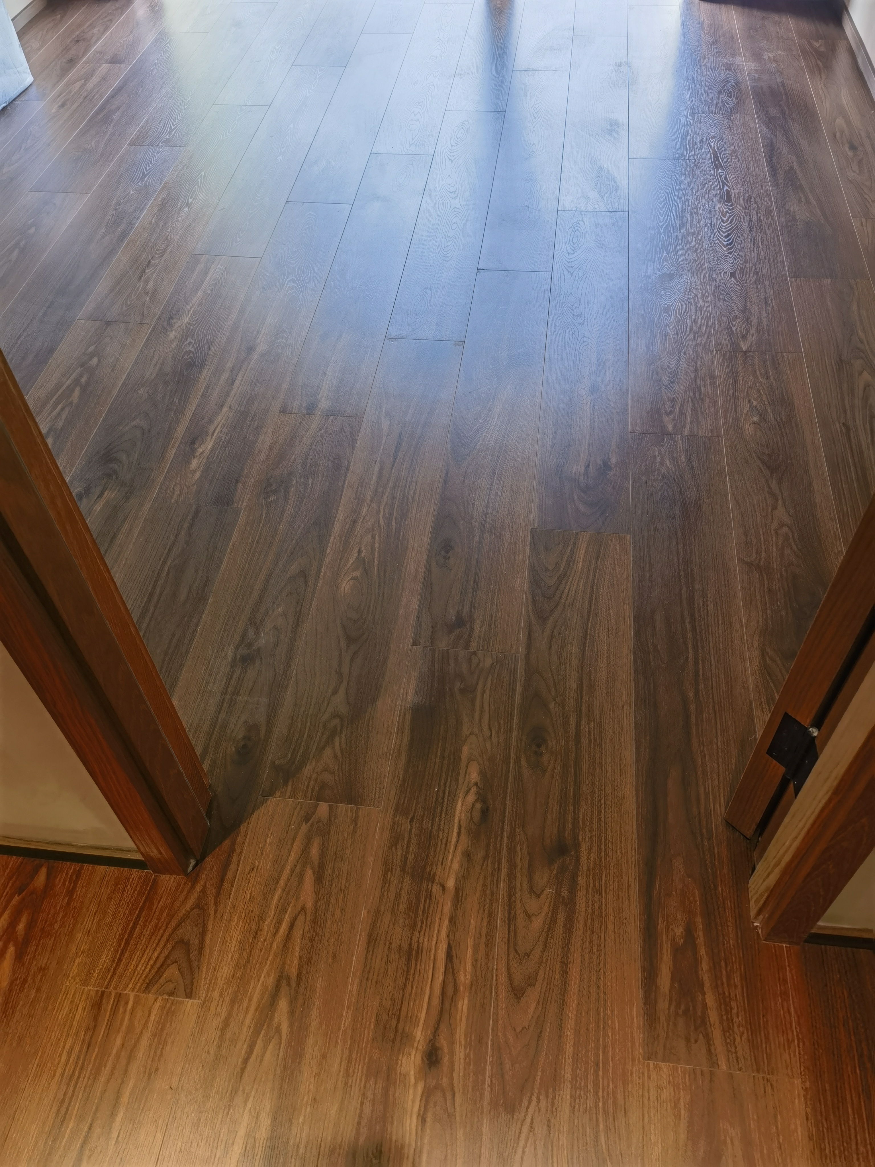 这是60平方SOHO，装修成办公住家一体