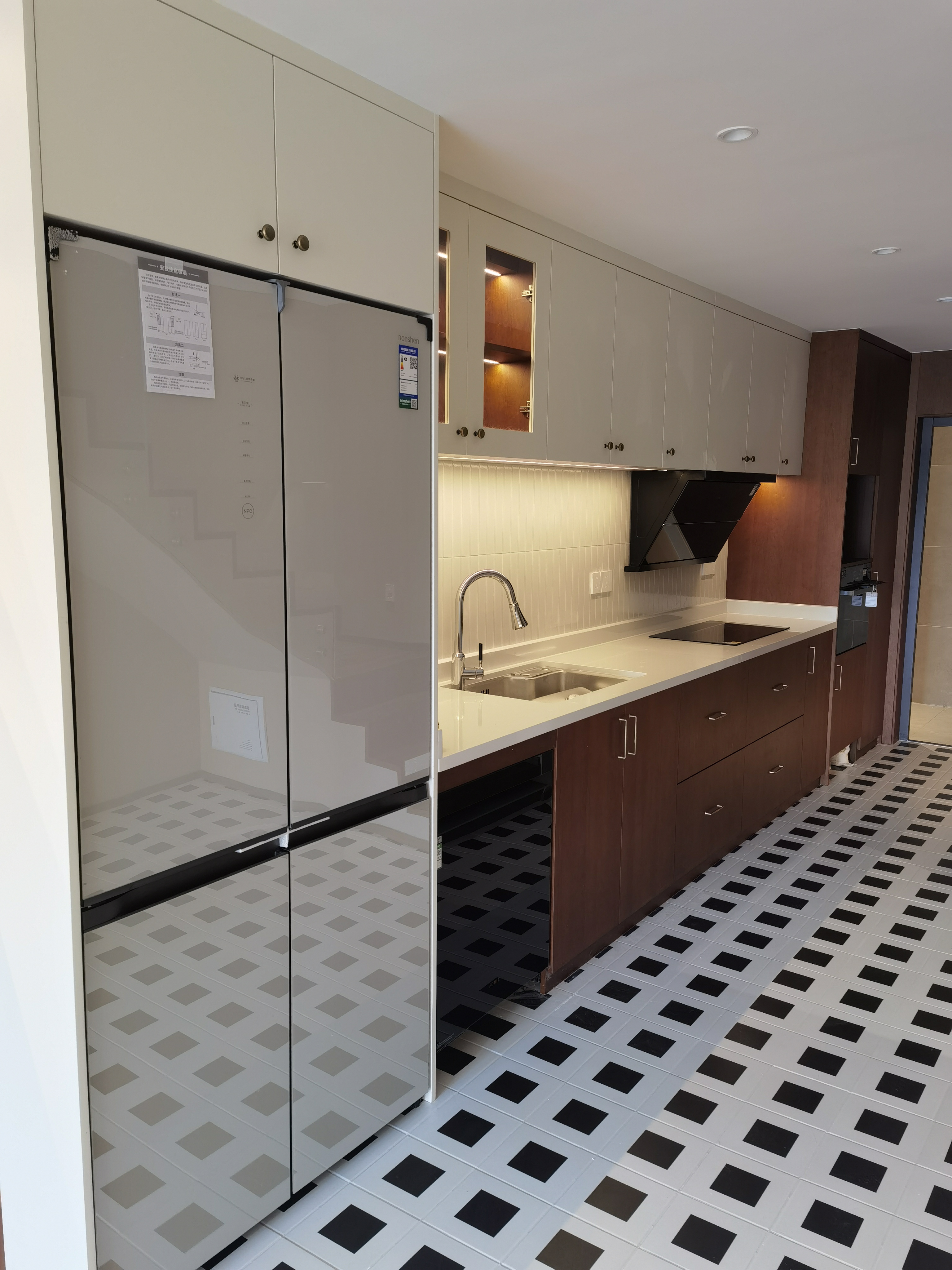 这是60平方SOHO，装修成办公住家一体