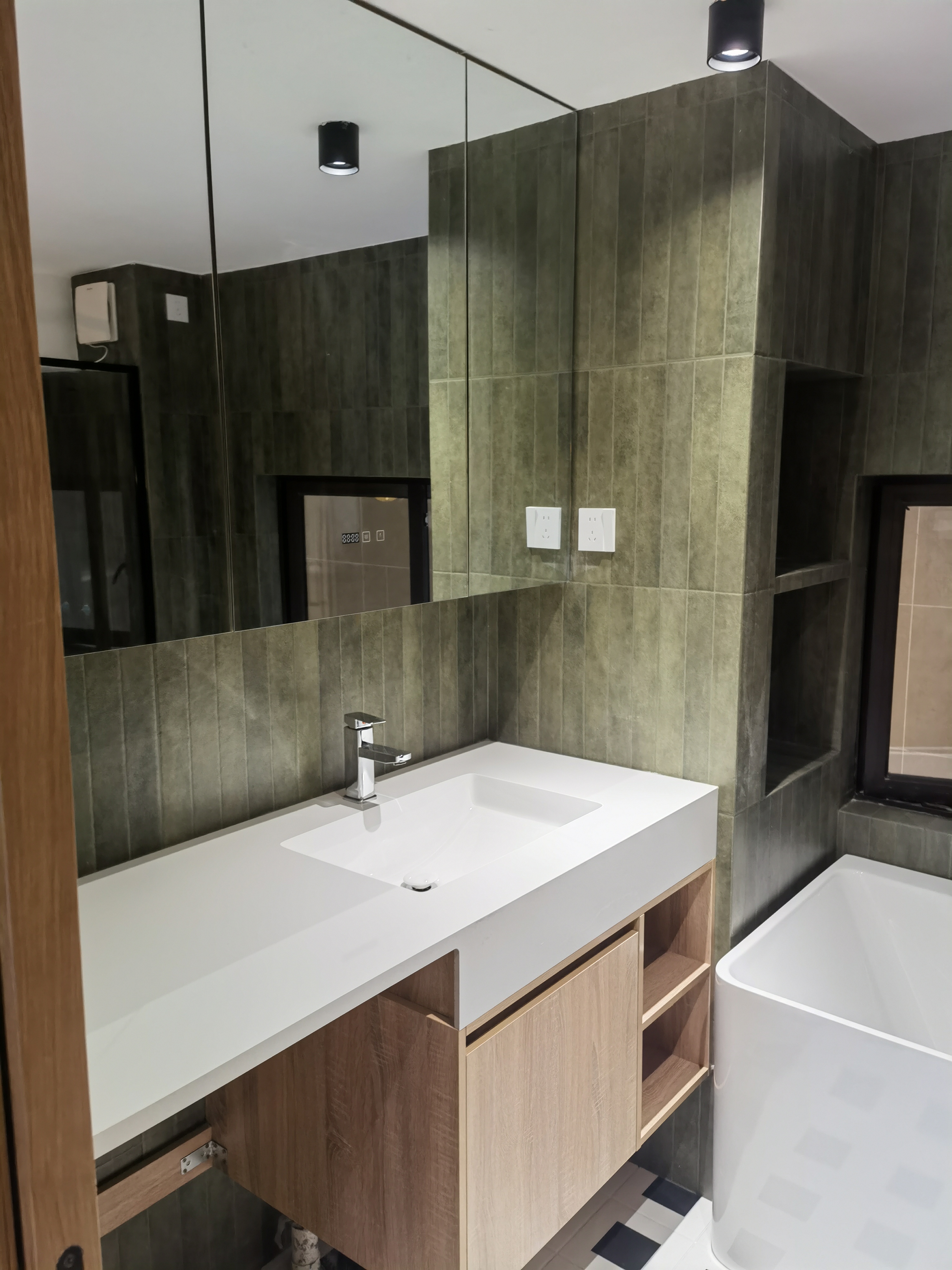 这是60平方SOHO，装修成办公住家一体