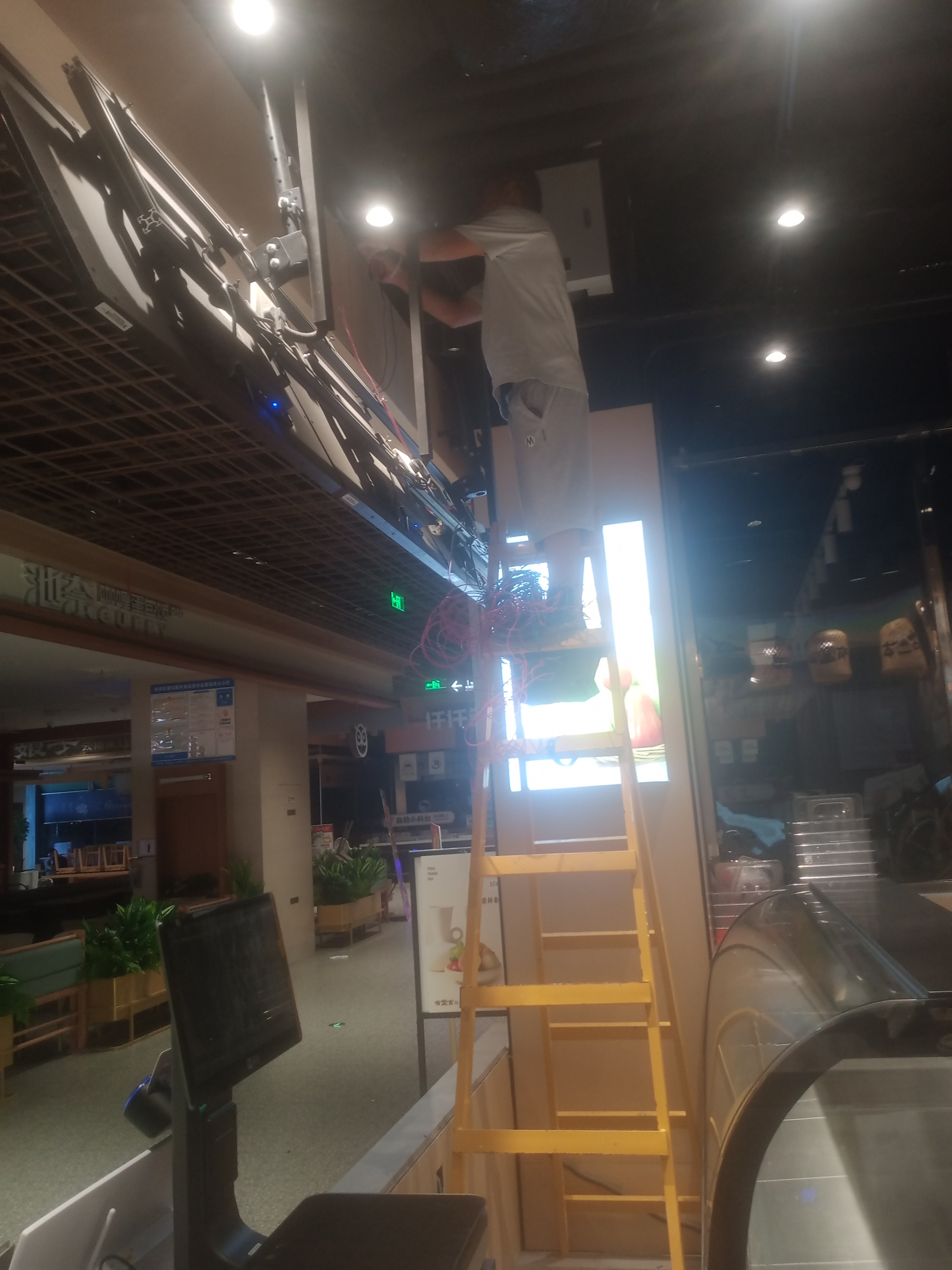 南昌百盛商场，见滇旋转小火锅店