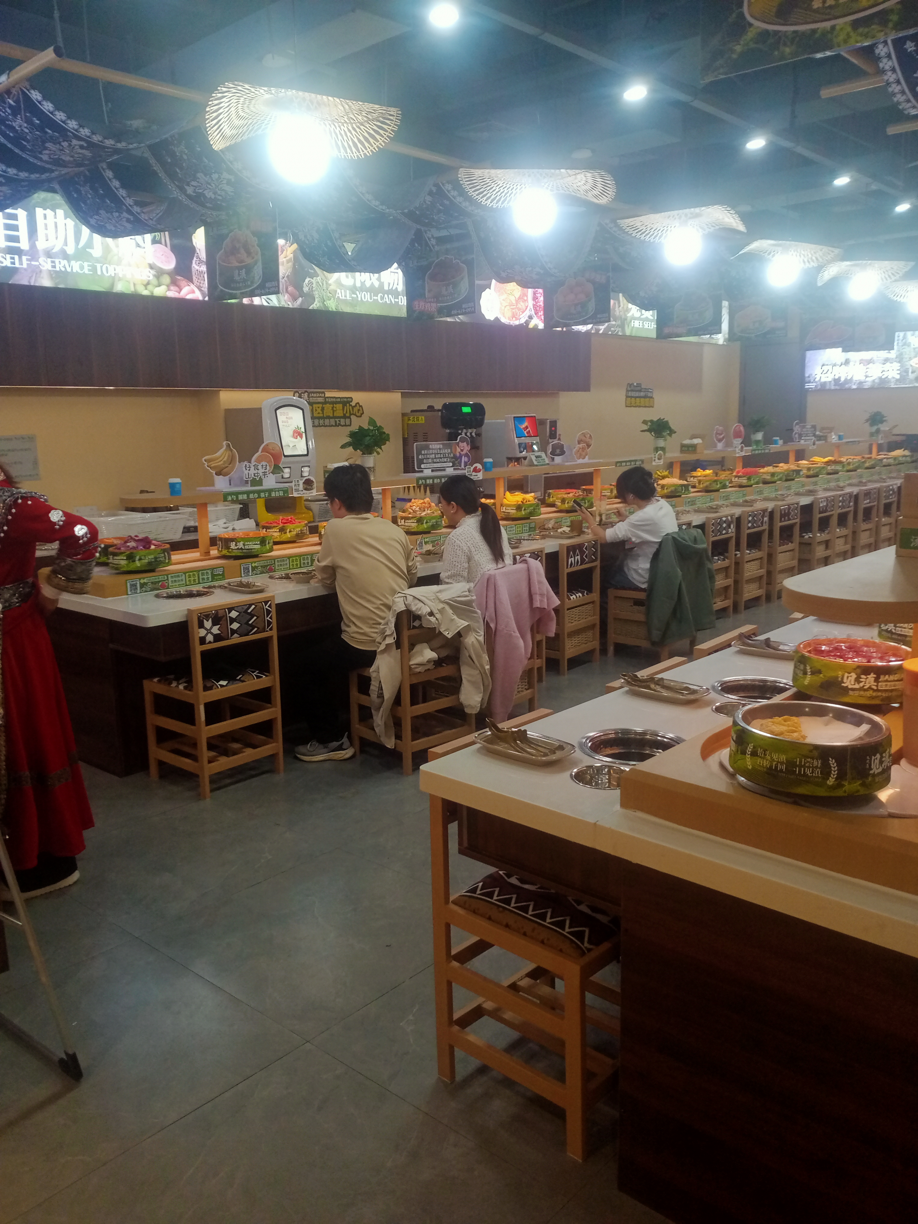 南昌百盛商场，见滇旋转小火锅店