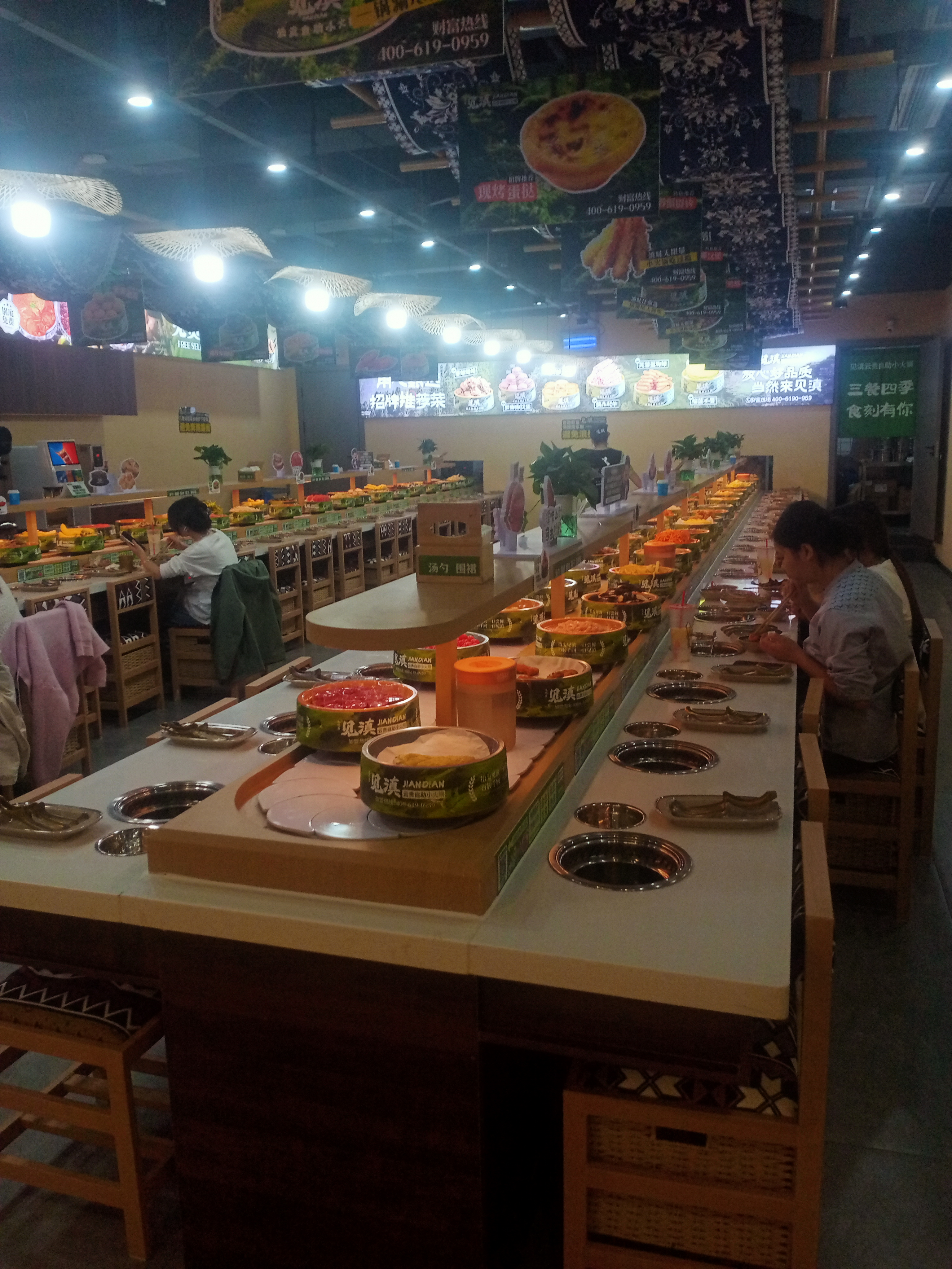 南昌百盛商场，见滇旋转小火锅店