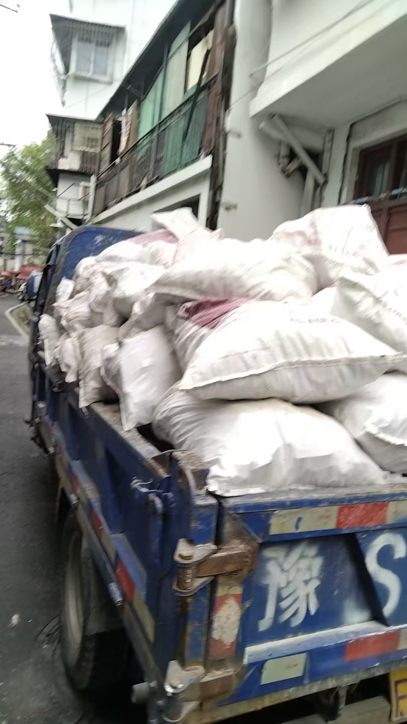 拆完垃圾全部拉走，场地打扫干净