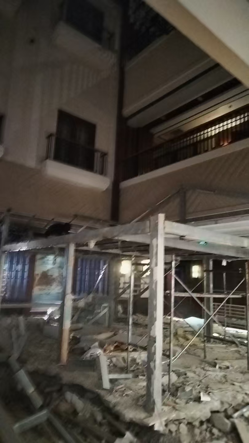 拆完垃圾全部拉走，场地打扫干净