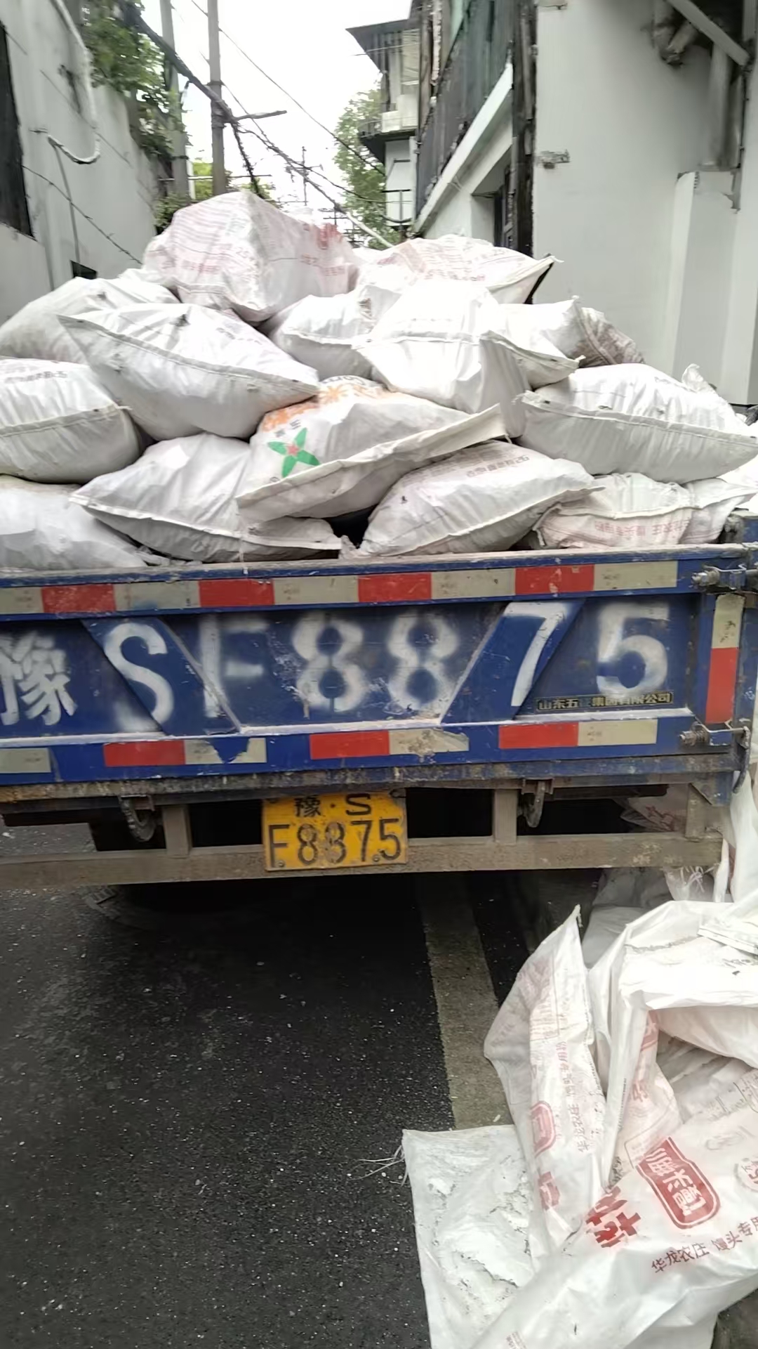 拆完垃圾全部拉走，场地打扫干净